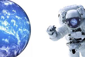 rymdastronaut med blå beboelig planet reflektion på hans glas av hjälmen isolerad på vit bakgrund nära blå planet. 3d render illustration. delar av denna bild från nasa foto