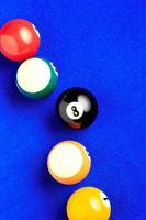 olika synpunkter biljardbollar på ett blått biljardbord. foto