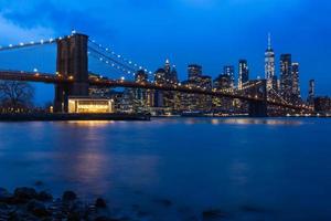brooklyn bridge i manhattan centrum med stadsbild på natten new york usa foto