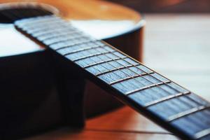 fotografering klassisk gitarr på en ljusbrun bakgrund foto
