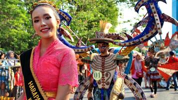 vackra kvinnor deltar genom att bära unika kostymer på pekalongan batik karneval, pekalongan, Indonesien foto