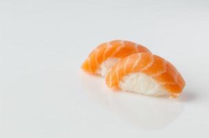 sushi på vit bakgrund foto