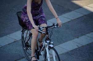 kvinna med klänning på cykel foto