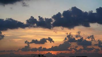den vackra solnedgången med silhuetten och färgglada molnhimlen i staden foto