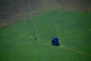 hus på en grön allmosa foto