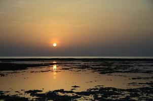soluppgång på havet med reflektion foto