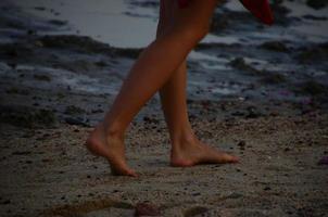 fötter av en kvinna på sand foto