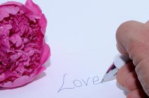 kärlek skriven med en blomma foto