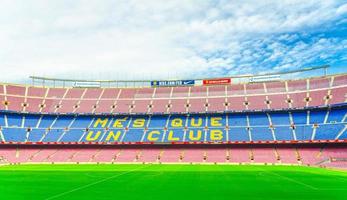 barcelona, spanien, 14 mars 2019 camp nou är hemmaarenan för fotbollsklubben barcelona, den största stadion i Spanien. utsikt över tribuner står och grönt gräs fält från reserver bänk. foto