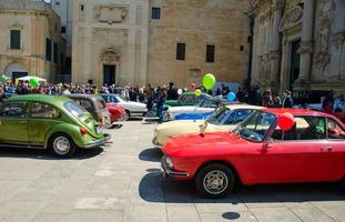 lecce, Italien - 23 april 2017 vintage klassiska retro bilar bilar i Italien foto