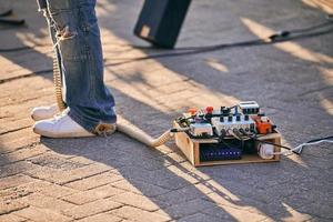 effektpedalbox för elgitarr på golvet på utomhusrockfest, gitarreffektenhet foto