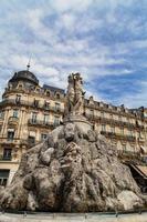 montpellier, Frankrike - 13 juli 2015 - The three graces fontän på place de la comedie. Fountain three graces, byggd av skulptören Etienne d'antoine 1790. foto