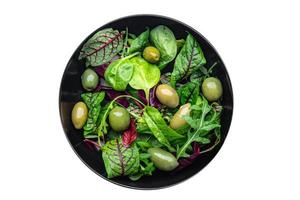 färsk sallad olivgröna oliver hälsosam måltid mat diet mellanmål foto