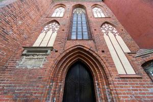 arkitektoniska element, valv och fönster i gotisk katedral, röda tegelväggar, Kaliningrad, Ryssland, Immanuel Kant Island. foto