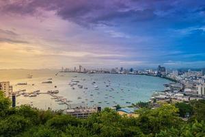 utsikt från pattaya city utsiktspunkt i kvällssolnedgången chonburi thailand. foto