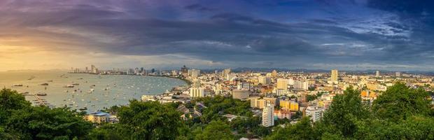 utsikt från pattaya city utsiktspunkt i kvällssolnedgången chonburi thailand. foto