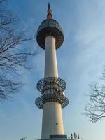 Namsan Tower, även känt som North Seoul Tower, är ett känt landmärke i Seoul, Sydkorea. Bilden tagen den 7 mars 2014 i Seoul, Sydkorea. foto