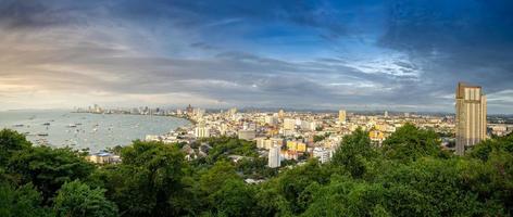 utsikt från pattaya city utsiktspunkt i kvällssolnedgången chonburi thailand. foto