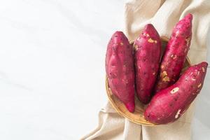 japansk sötpotatis på korgen foto