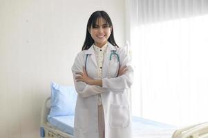 porträtt av ung kvinnlig läkare med stetoskop som arbetar på sjukhus, medicinsk och hälsovård koncept foto