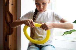 poptube poptube leksak andistress kid barn håller händerna spelar foto