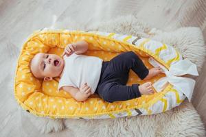 sängkläder för barn. bebisen sover i sängen. en frisk liten bebis strax efter födseln. foto