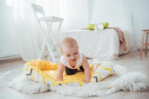 sängkläder för barn. bebisen sover i sängen. en frisk liten bebis strax efter födseln. foto