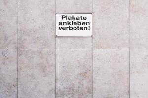 tyskt tecken plakate ankleben verboten översätts som post inga räkningar foto