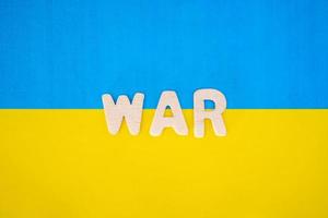 ukrainska flaggan och ordet krig. foto
