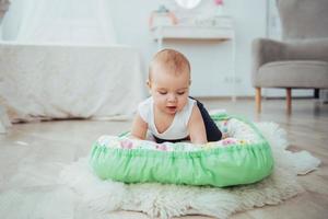 sängkläder för barn. bebisen sover i sängen. en frisk liten bebis strax efter födseln. foto