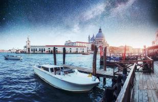 gondoler på kanalen på natten i Venedig, kyrkan San Giorgio Maggiore. san - marco. fantastisk stjärnhimmel och Vintergatan foto