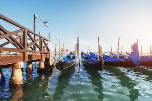 gondoler på Canal Grande i Venedig, San Giorgio Maggiore kyrka. san marco. foto