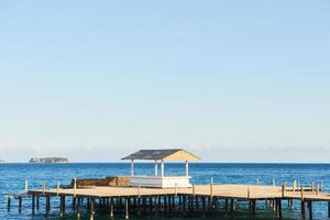 vacker strand med pir vid medelhavsresorten i Turkiet foto