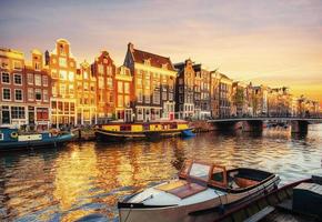 amsterdam kanal vid solnedgången. amsterdam är huvudstaden och den mest folkrika staden i Nederländerna foto