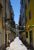 lissabon, portugal - 15 juni 2017 färgglada flaggor på lisboa street rua da silva foto