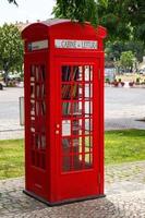 leiria, portugal - 22 juni 2017 röd telefonlåda med biblioteksböcker inuti foto