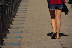 kvinna med korta byxor promenader foto