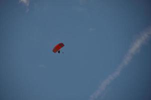 fallskärmshoppare på himlen foto