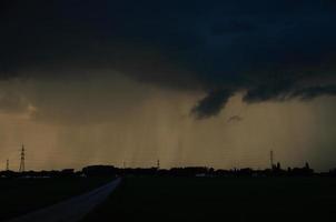 regn åskväder och by foto