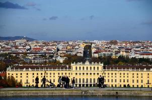 slott i wien med människor foto