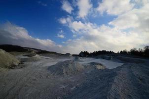 enorma kalkstenssprickor och himmel foto