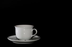 vit kopp med svart bakgrund foto