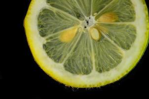 citron i vatten detalj foto