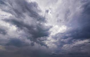 molnig stormig svart och vit dramatisk himmel bakgrund foto