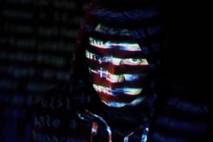 cyberattack med oigenkännlig hackare med huva med virtuell verklighet, digital glitch-effekt foto