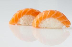 sushi på vit bakgrund foto