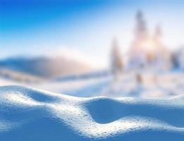 snödriva landskap majestätiska berg på vintern. magiska vinter snötäckta träd. i väntan på semestern. dramatisk vinterscen. karpaterna. ukraina foto