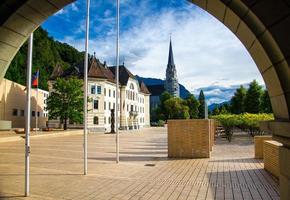 vaduz, liechtenstein - 15 september 2016 gamla byggnaden av parlamentet och katedralen i St. florin foto