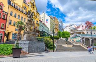 karlovy vary, Tjeckien, 10 maj 2019 helig treenighetskolonn nära marknadspelargång foto