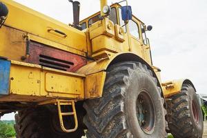 tung konstruktion loader bulldozer på byggområdet foto